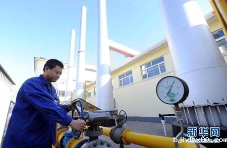 河北廊坊中石油管道热力一处工作人员开启燃气阀门,提前为居民供暖