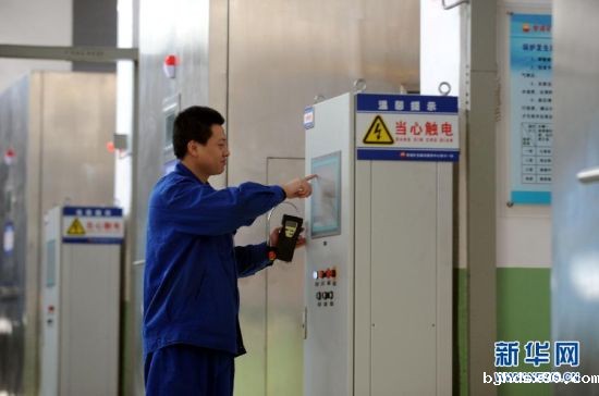 管道热力一处工作人员在调整燃气锅炉运行参数