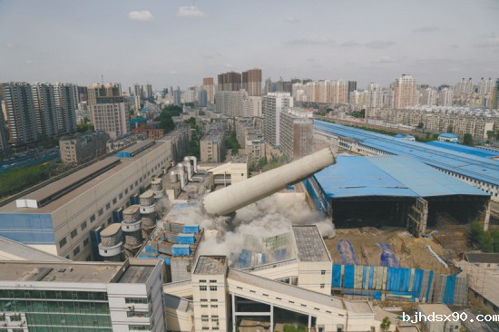 沈阳最高最大热水锅炉烟囱昨日被拆