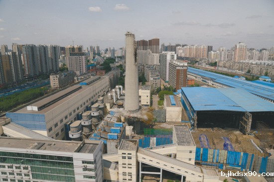 沈阳最高最大热水锅炉烟囱昨日被拆